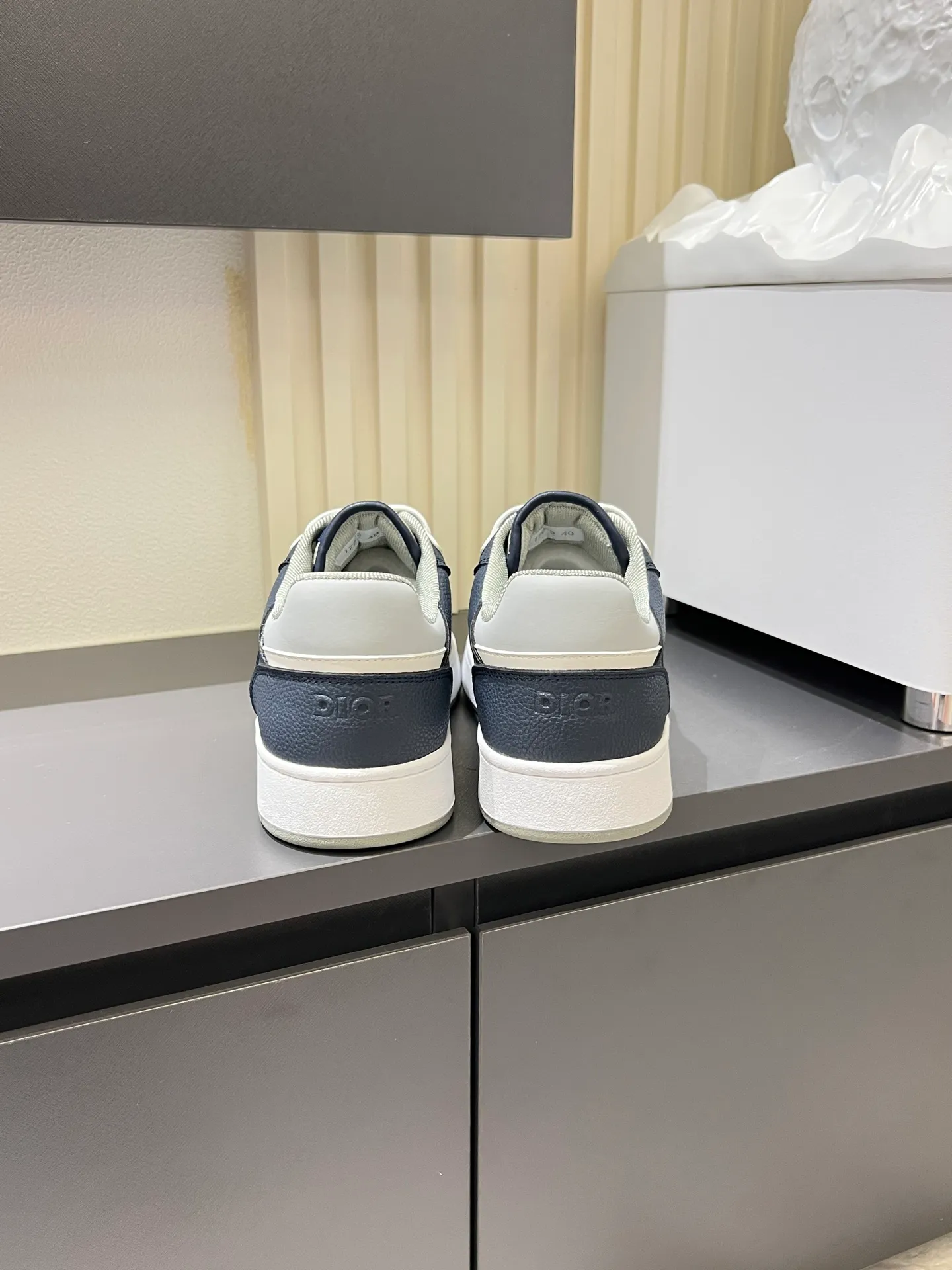 Men's shoes 💰p400 "Dio*" mid-top B27 casual sneakers. This B27 high-top sneaker is a new product in the series and continues Di*r's classic style. Crafted from gray and white smooth calf leather with beige and black Oblique print panels on the sides. The "CD Icon" shaped shoelace eyelets are clever and delicate, and the two-color rubber sole, rear collar and heel are all equipped with the brand's iconic details to enhance the style. Oblique printed straps at the ankle allow for an adjustable fit to complement the overall design. Fashionable and versatile, it can complement any look. Create an exquisite design with unique dynamic vitality and modern atmosphere, presented in low-top and high-top styles. This new must-have shoe adds a new dimension to Dior's archive heritage, embodying modern elegance. Purchase the original version and make it 1:1. If you need top quality, please come to me! Male 38-44!